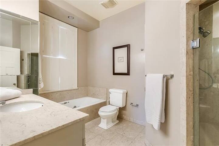 Beautiful Light filled 3 Bedroom/3bth Home Uptown gallery image 3
