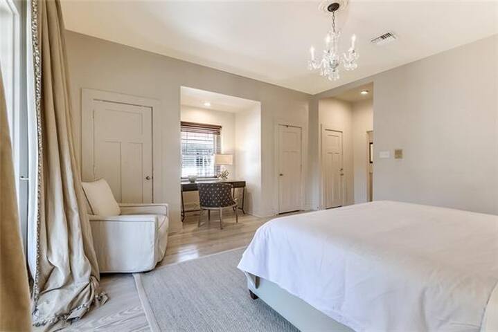 Beautiful Light filled 3 Bedroom/3bth Home Uptown gallery image 4