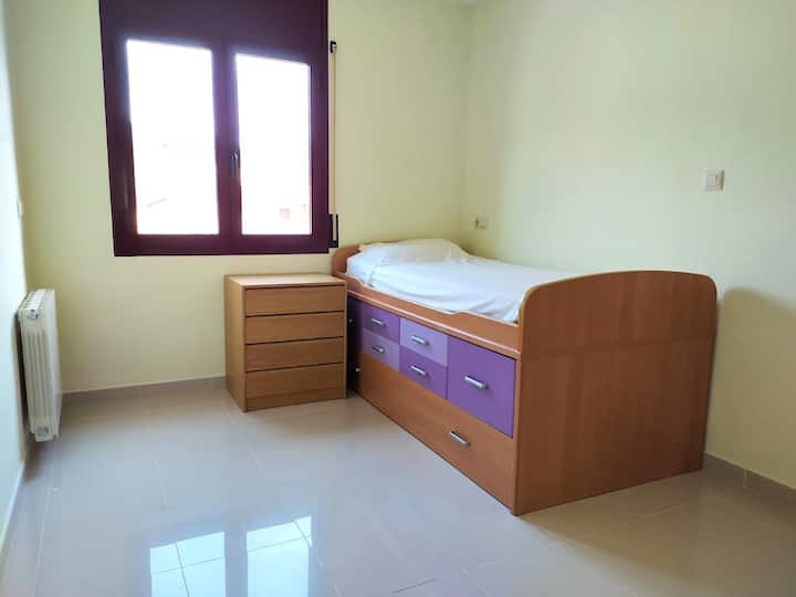 سرير واحد مع سرير قابل للسحب تحته