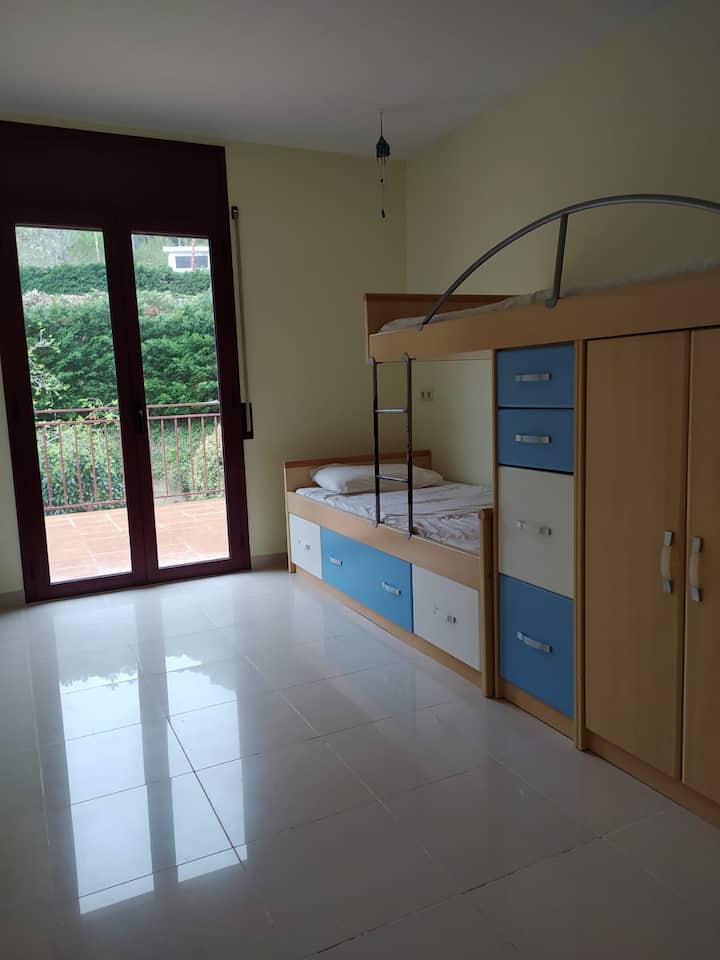 أسرّة بطابقين كبيرة مع باب على التراس