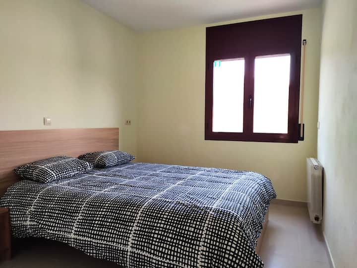 غرفة نوم كبيرة بسرير بحجم كينج