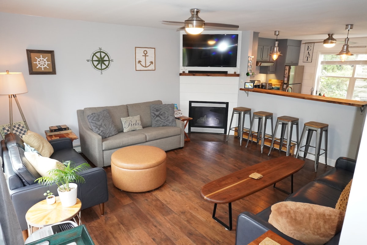 Open concept living room with plenty of seating. Gas fireplace, 50" tv with cable, Smart Apps to stream Netflix, Hulu and more.