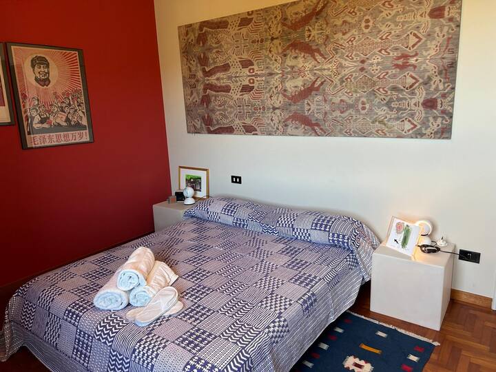Chambre rouge au premier étage