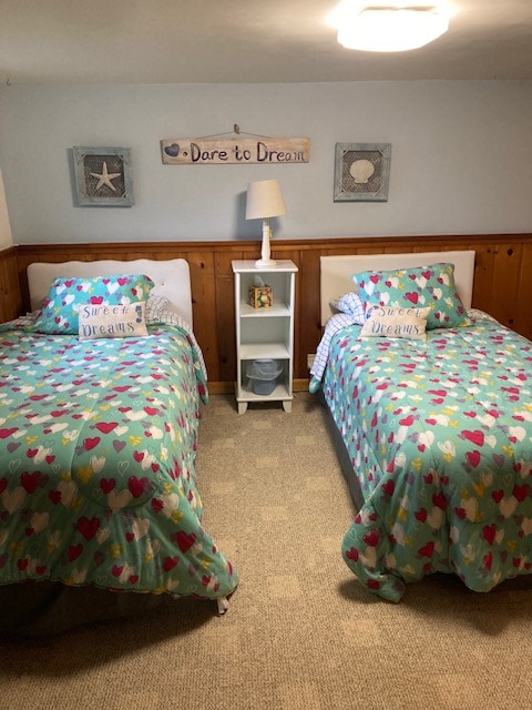 Chambre en bas avec lits jumeaux.  La hauteur du plafond est plus basse dans cette pièce.