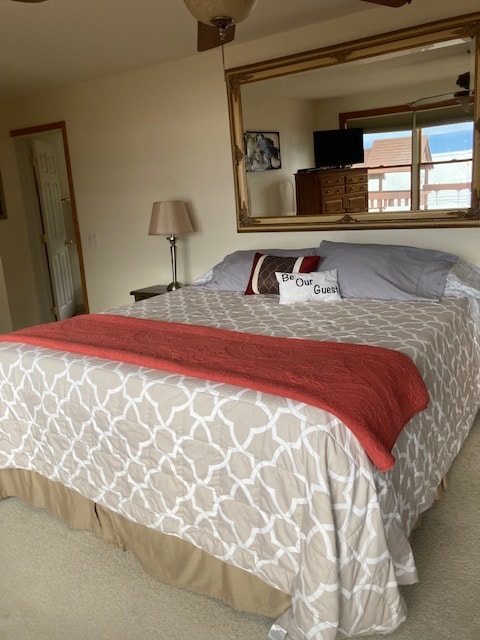 Chambre principale avec salle de bain attenante et grand lit King Size en Californie.  Vue sur le lac et les montagnes.