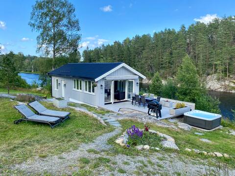 Cabin for 6 by lake near Oslo, Jacuzzi AC Wi-Fi