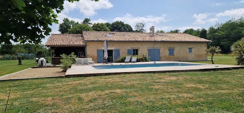 Barn 140 m2 renovated mezzanine
8000 m2 lot