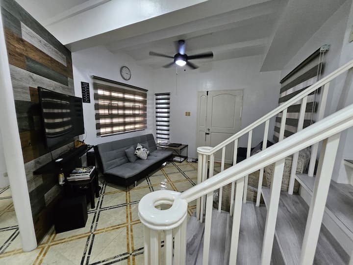 5br Home, Pool, Clubhouse & More - Las Piñas