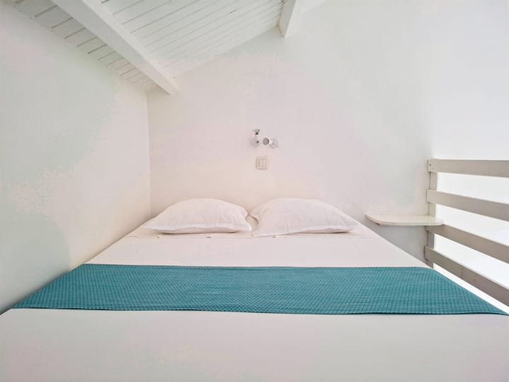 Lit double en mezzanine du logement Coco du Gîte Cannelle de la Pointe des Châteaux
