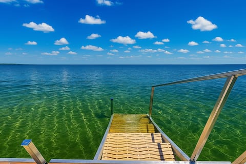 Lakefront Getaway | Hot Tub, Kayaks, Dock & Games