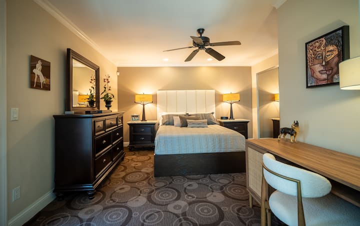 ห้องนอนใหญ่พร้อมพื้นที่ทำงานที่ยอดเยี่ยม