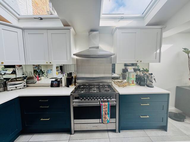 Stunning 3 bed townhouse in central Wimbledon gallery image 4