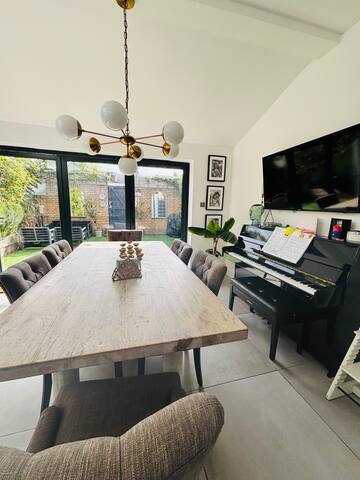 Stunning 3 bed townhouse in central Wimbledon gallery image 2