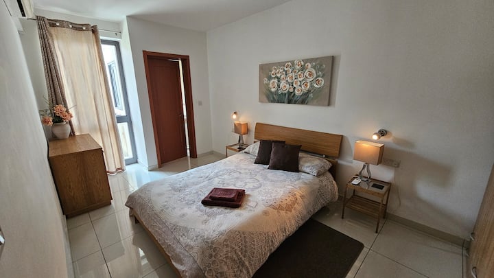 Camera da letto principale con bagno interno e balcone privato. 