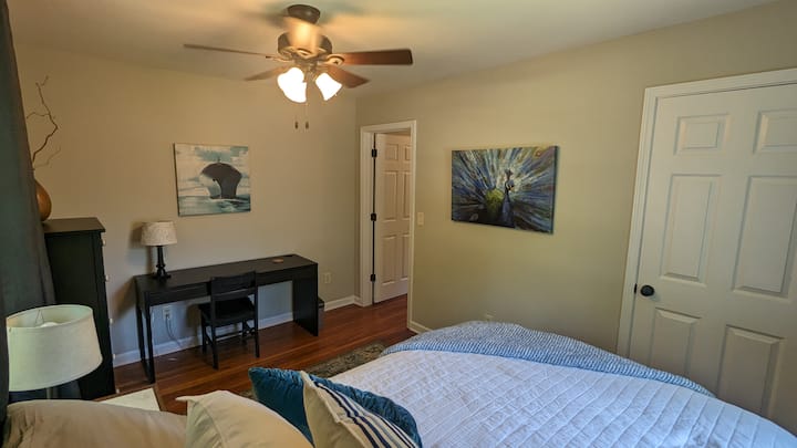 Dormitorio/oficina de repuesto con cama de tamaño completo, escritorio, vestidor y armario