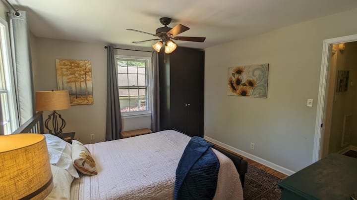 Dormitorio principal con 2 armarios y cómoda.