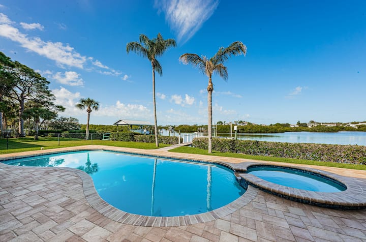 Dolphins In Your Backyard! Peaceful Waterfront Oasis W/ Sparkling Pool & Hottub. - Palm Harbor, FL