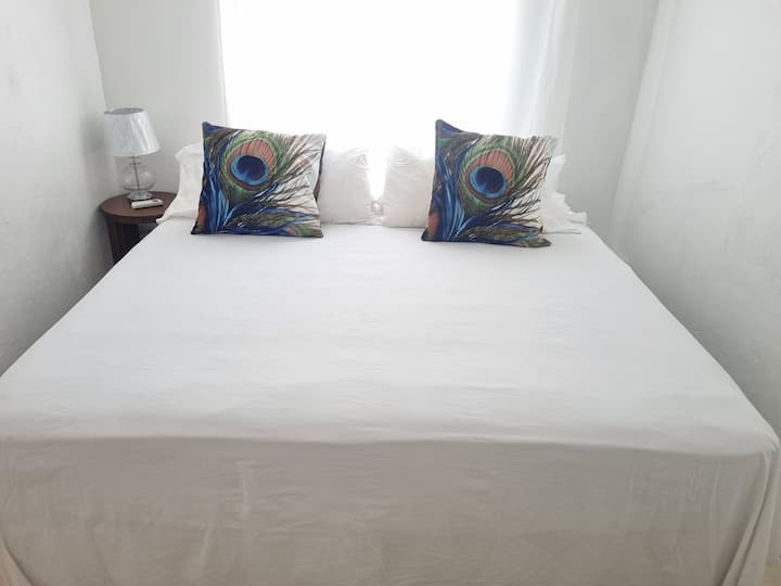 מיטת קווין סייז בחדר השינה 2