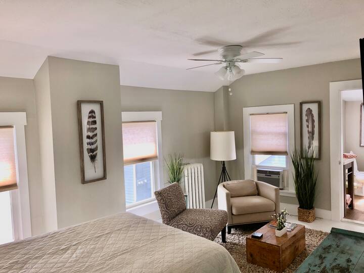 Kitanda chenye ukubwa kamili na bafu kamili kwenye ghorofa ya juu pamoja na ngazi kubwa kwenye kabati. 