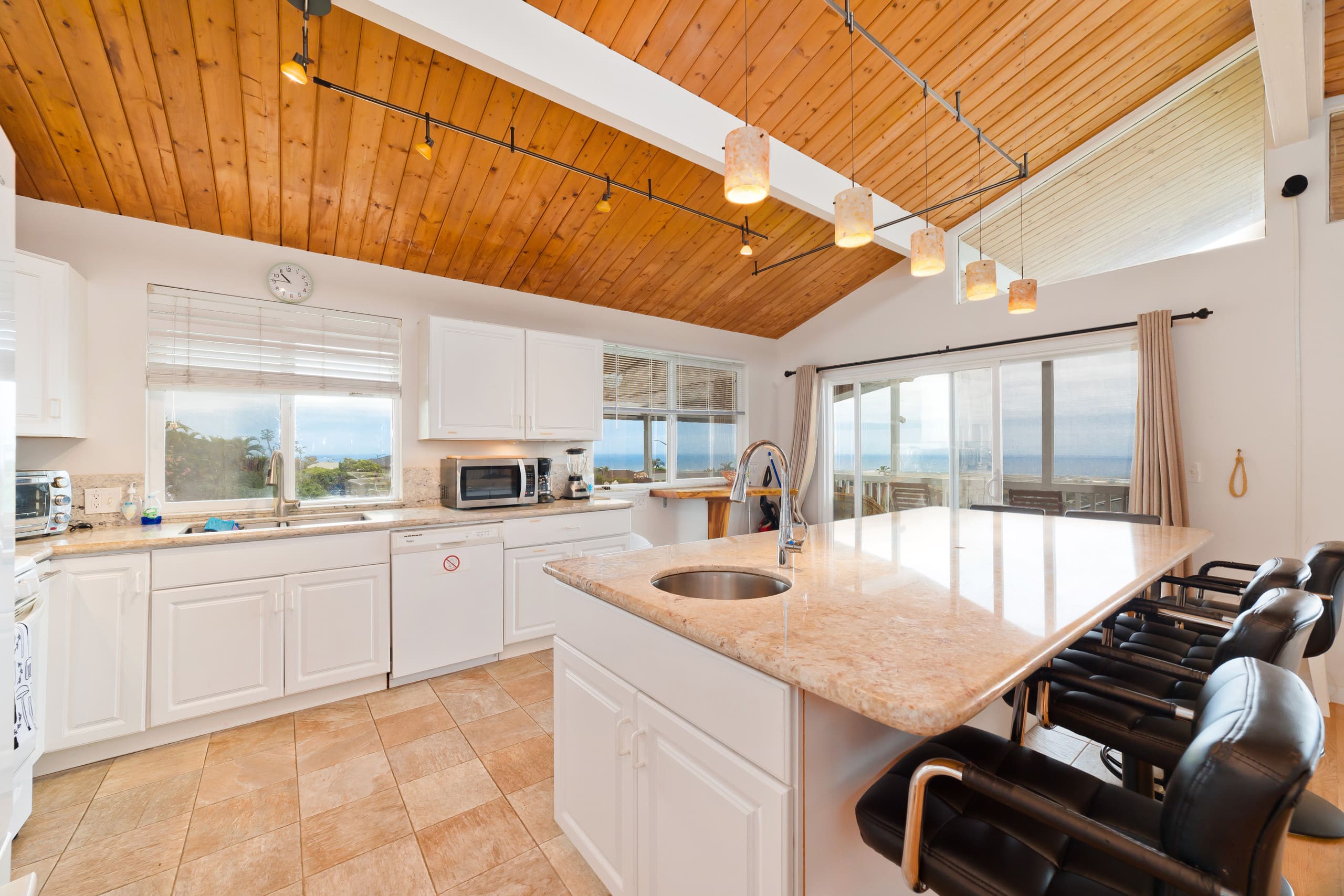 Home in Kailua-Kona · ★4.79 · 6 bedrooms · 9 beds · 3 private baths - Image 17