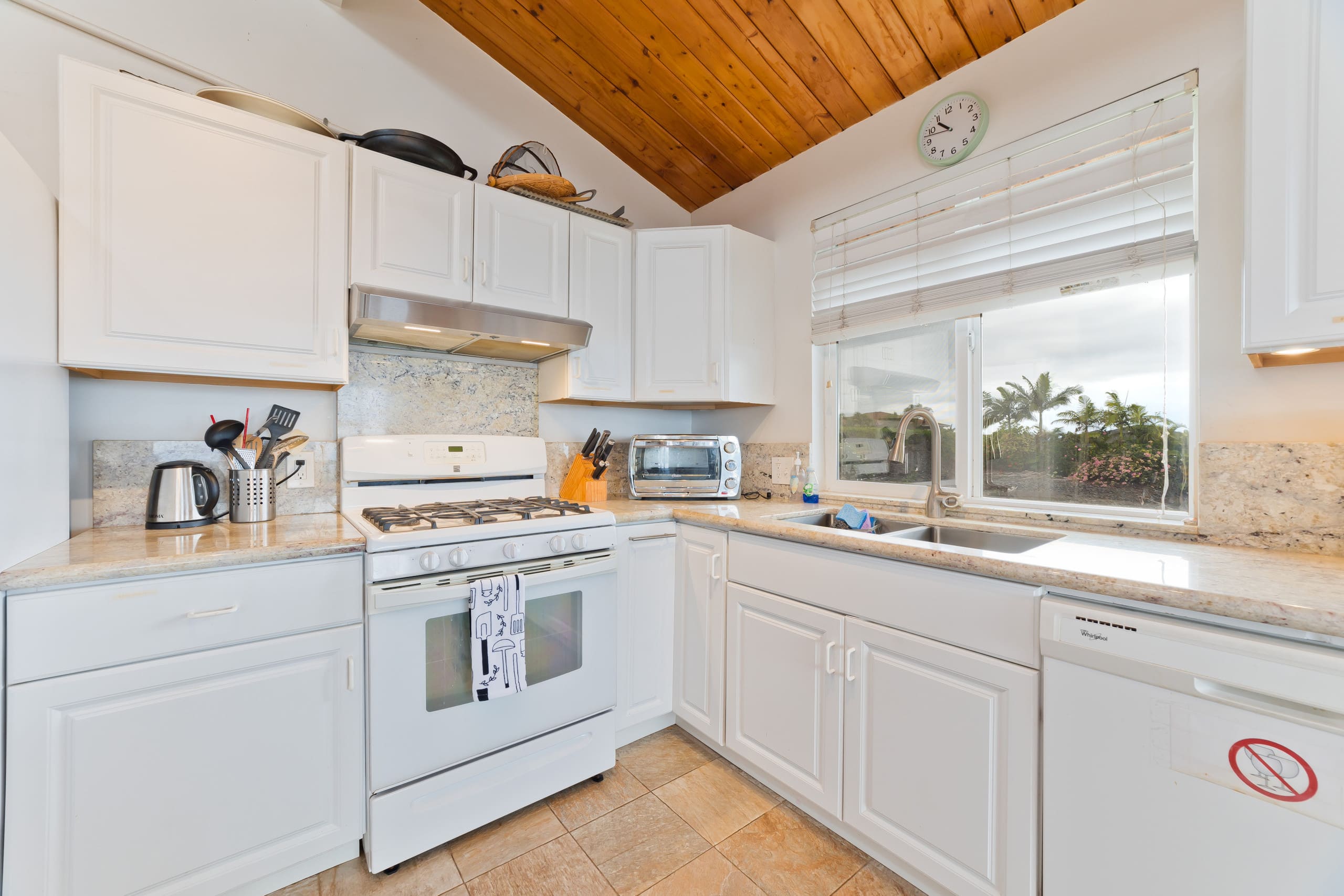 Home in Kailua-Kona · ★4.79 · 6 bedrooms · 9 beds · 3 private baths - Image 13