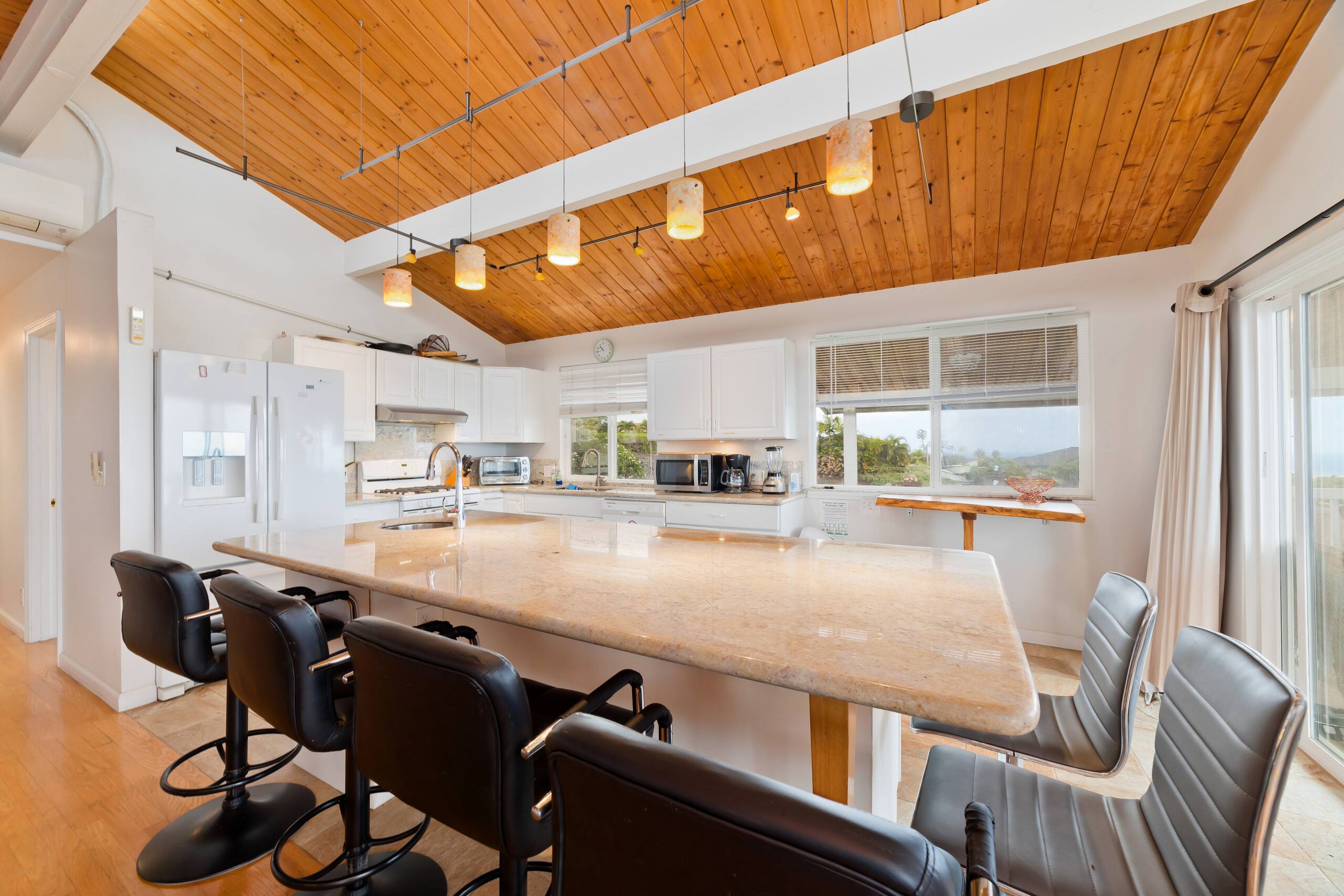 Home in Kailua-Kona · ★4.79 · 6 bedrooms · 9 beds · 3 private baths - Image 16