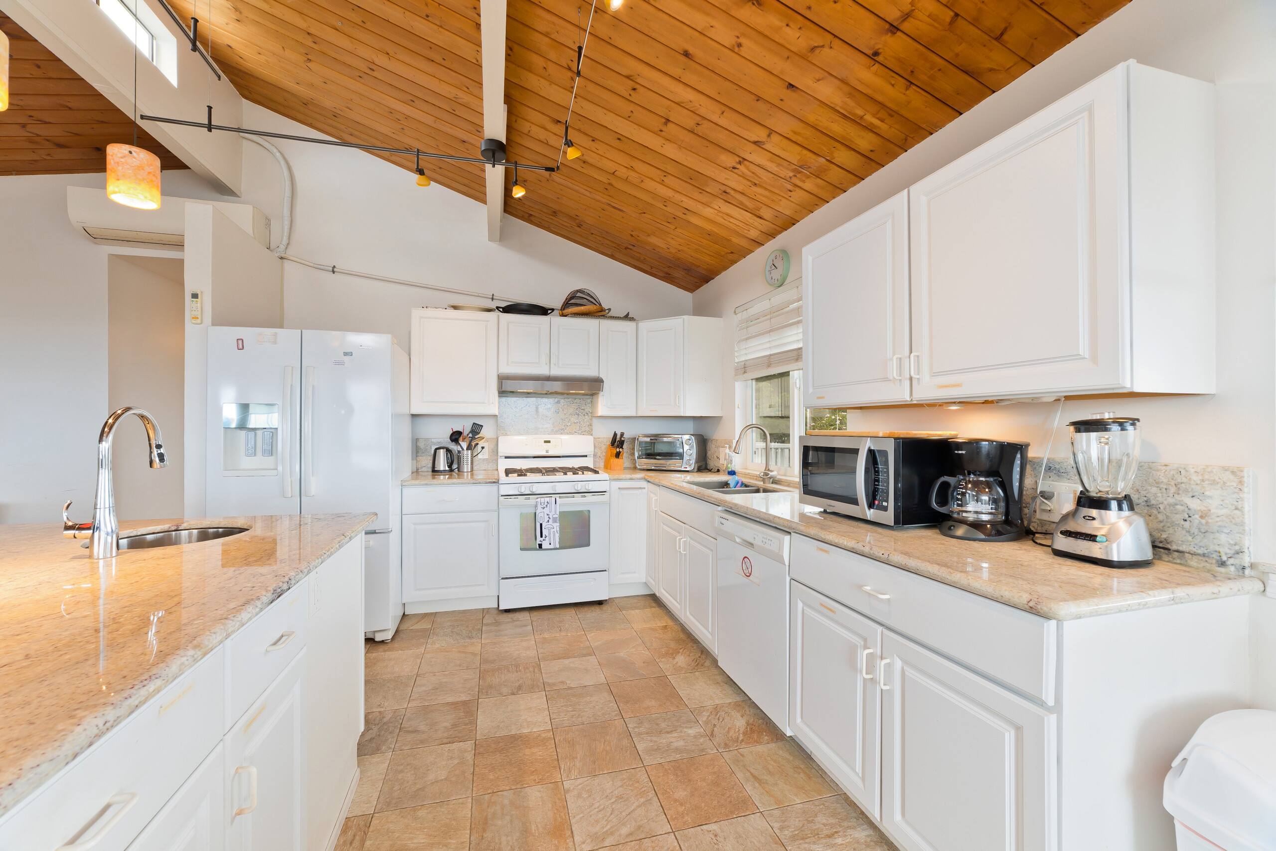 Home in Kailua-Kona · ★4.79 · 6 bedrooms · 9 beds · 3 private baths - Image 14