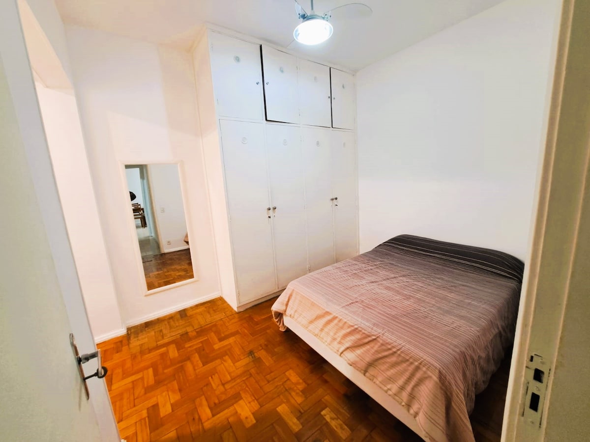 Wall-mounted closet, mirror and double bed. roof fan and wi-fi.