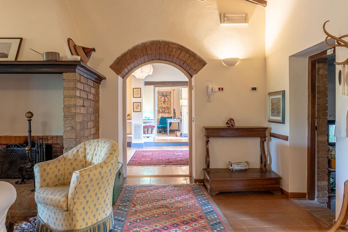 Sotto l'arco, l'ingresso della camera da letto 1. 