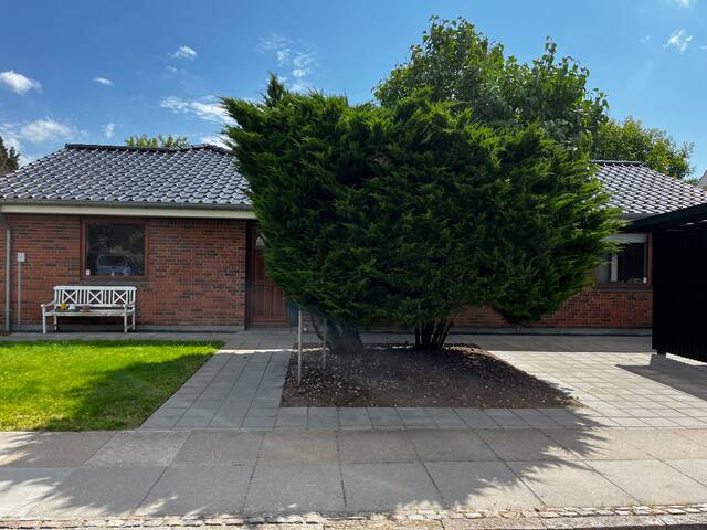 Privat opvarmet pool. Hus nær strand og by gallery image 3