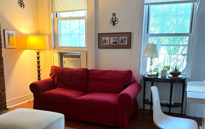 Obývacia izba s veľmi pohodlnou rozkladacou pohovkou pre dve osoby.