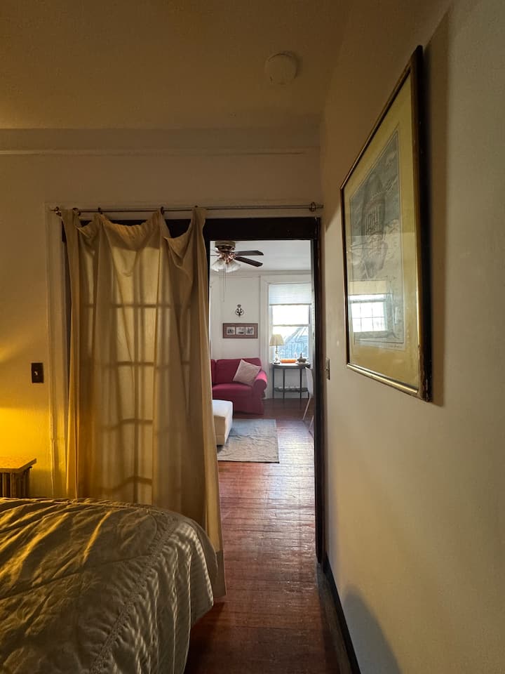 Dvojité sklenené dvere s izolovaným závesom z obývacej izby.