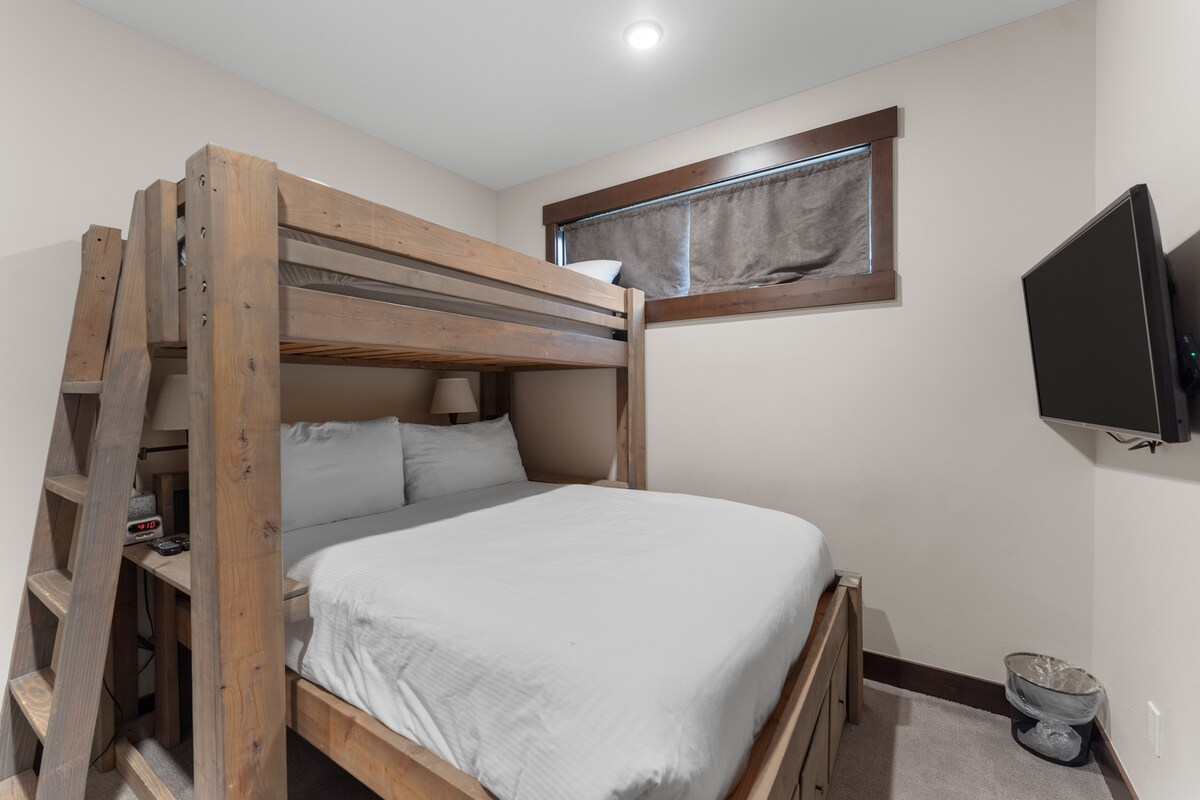 Втората гостинска спална соба на долниот кат има двокреветна соба над брачен кревет (широк 150-179 см), монтиран телевизор и електрични ролетни. 