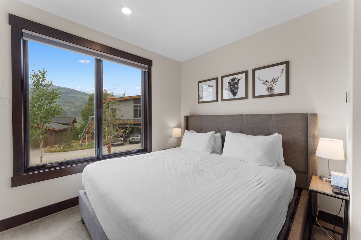 Првата гостинска спална соба на пониското ниво има брачен кревет (широк 150-179 см), телевизор и електрични ролетни. 