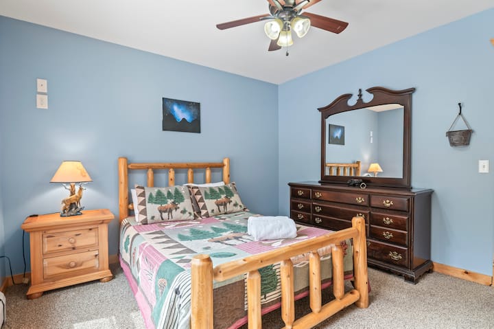 Classic comfort and forest charm, perfect for winding down with a peaceful view.