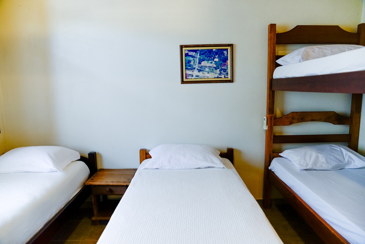 חדר 6 - שתי מיטות יחיד ומיטת קומתיים אחת