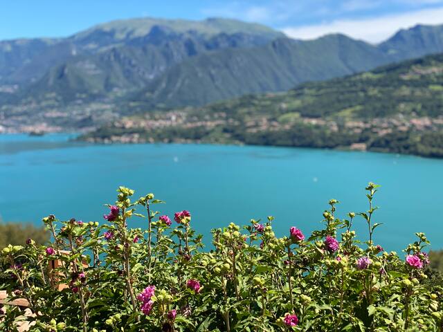 Exclusive house with airco: Wide view on Lake Iseo gallery image 5