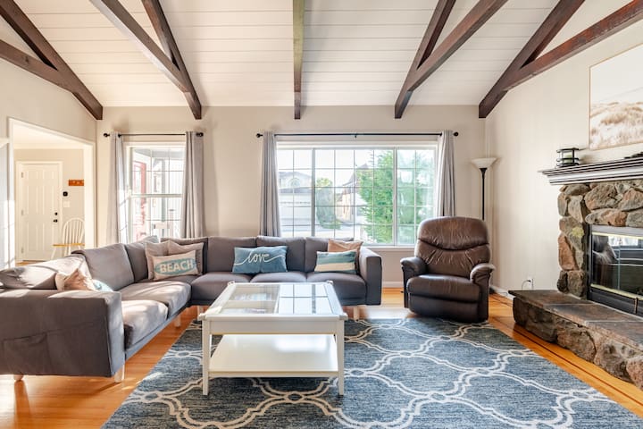 5 min walk to Beach, 11 beds, perfect for families