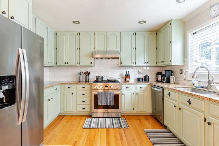 5 min walk to Beach, 11 beds, perfect for families gallery image 2