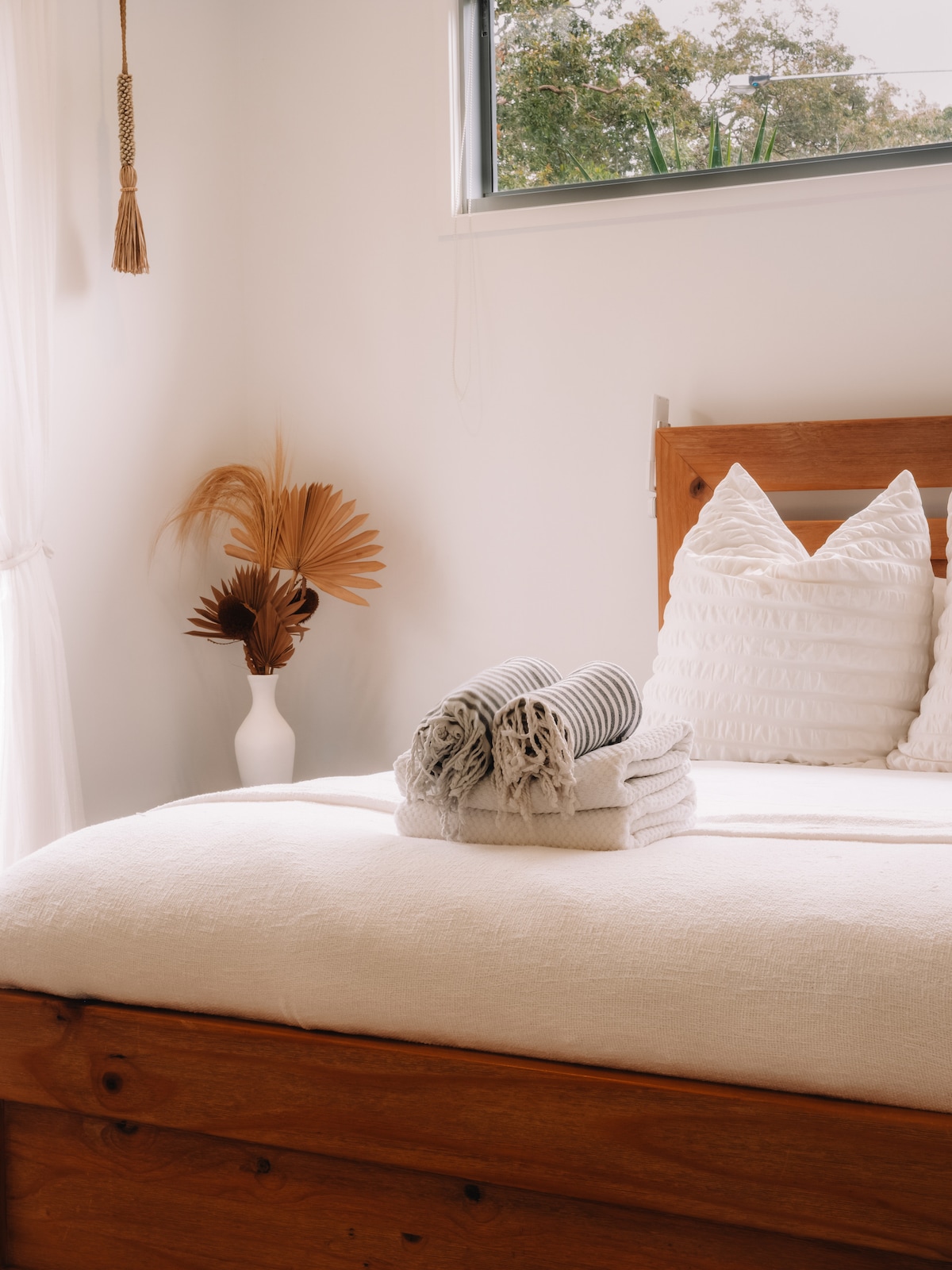 Chumba kikuu cha kulala cha Queen kilicho na chumba cha kulala
