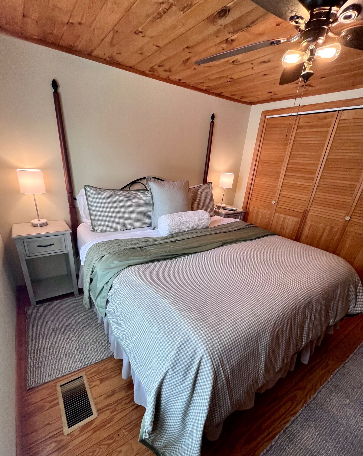 Брачен кревет (широк 180-220 см)