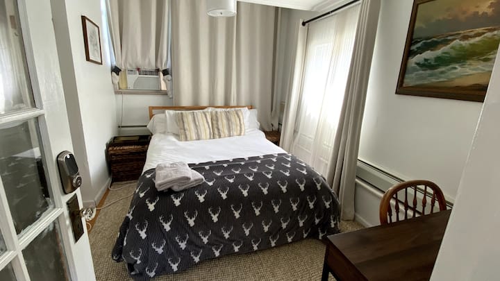 Pohodlná manželská posteľ s vyhrievanou matracovou podložkou na chladnejšie mesiace, klimatizáciou, malým pracovným stolom s ethernetovým pripojením