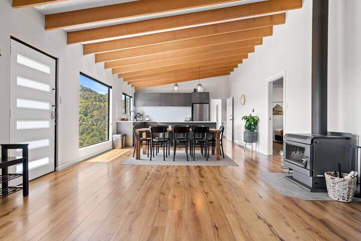 The Derby Lodge, 3 bedroom retreat! Ideal Location gallery image 5