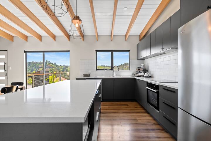 The Derby Lodge, 3 bedroom retreat! Ideal Location gallery image 4