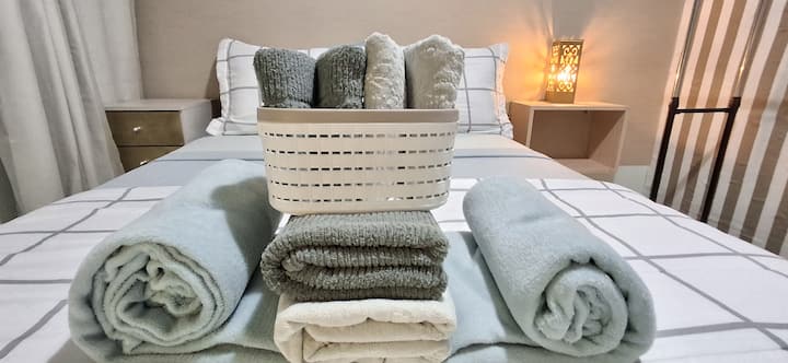 Свежа, дезинфицирана и исклучително удобна постелнина која обезбедува совршен одмор. Секој детаљ е осмислен за да обезбеди освежителен ноќен сон полн со топлина.