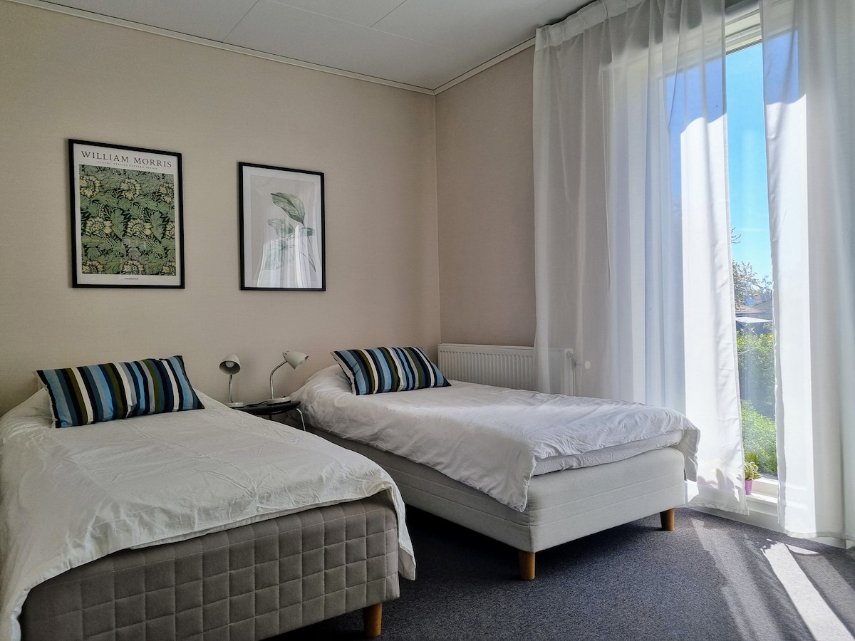 2张床90x200。可以轻松移动在一起。