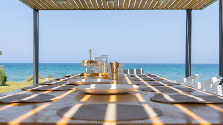 Beachfront Luxury Villa with 100 m² Infinity Pool gallery image 5