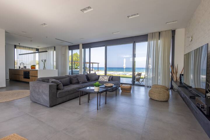 Beachfront Luxury Villa with 100 m² Infinity Pool gallery image 3