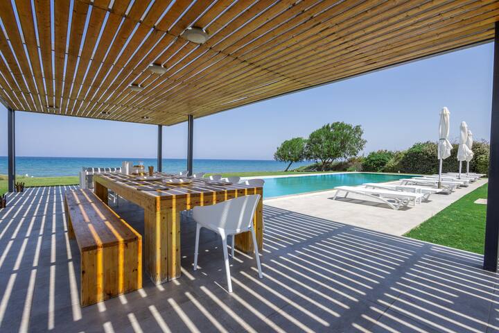 Beachfront Luxury Villa with 100 m² Infinity Pool gallery image 2