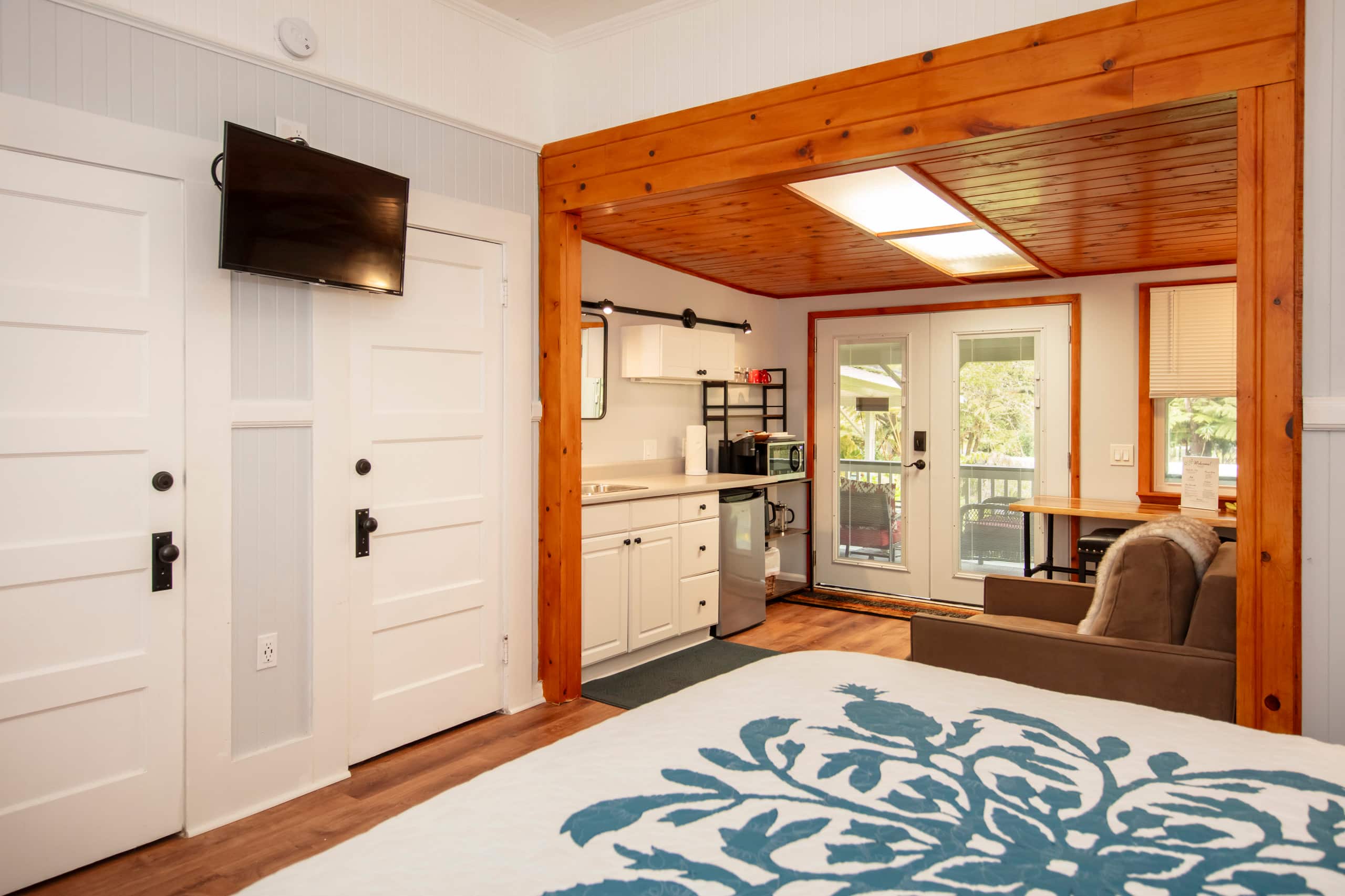 Private Suite - 1 King w/Kitchenette - Photo 9